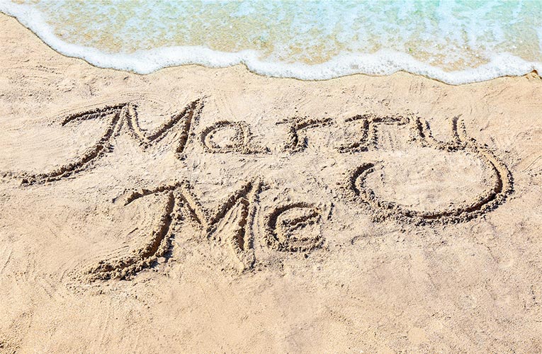 Tekst geschreven in het zand Marry Me