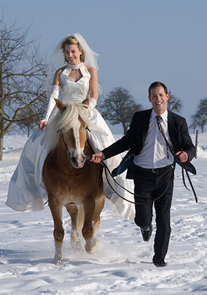 bruidspaar in de sneeuw